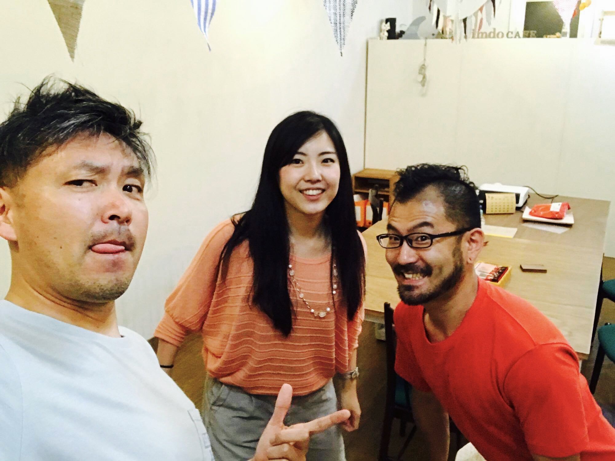 オフィスデスクとカラフルスツールを作らせていただいた有限会社バックステージさま