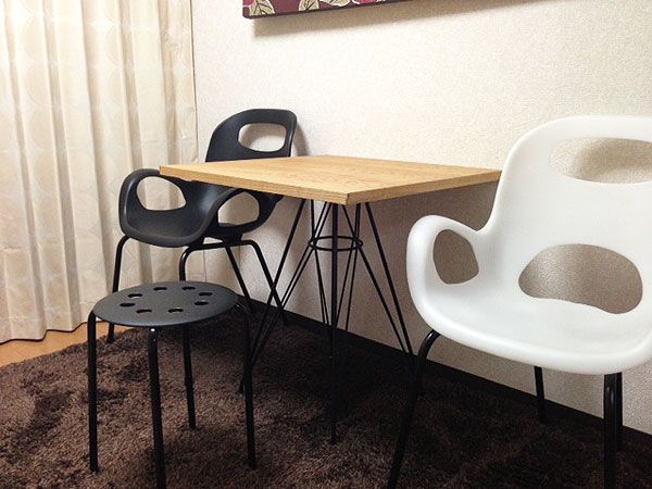 オーク×鉄脚のシンプル＆モダンなカフェテーブル
