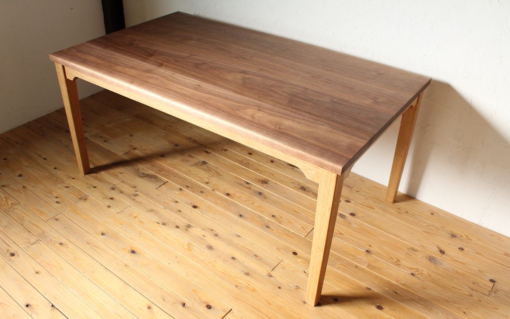 ウォールナット×オーク。2種類の無垢材を贅沢に使った”WELL”TABLE。のイメージ