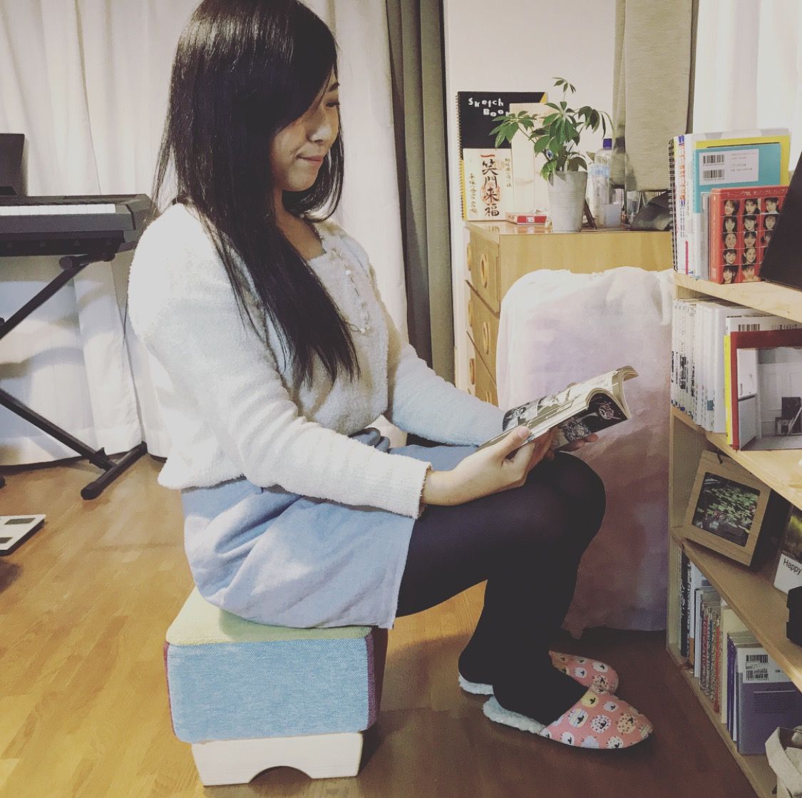 モンペスツールに座って本を読む