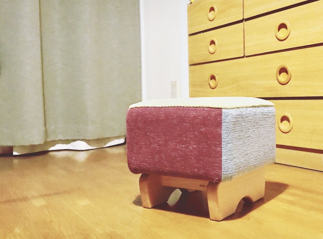 女子部屋に佇むモンペスツール