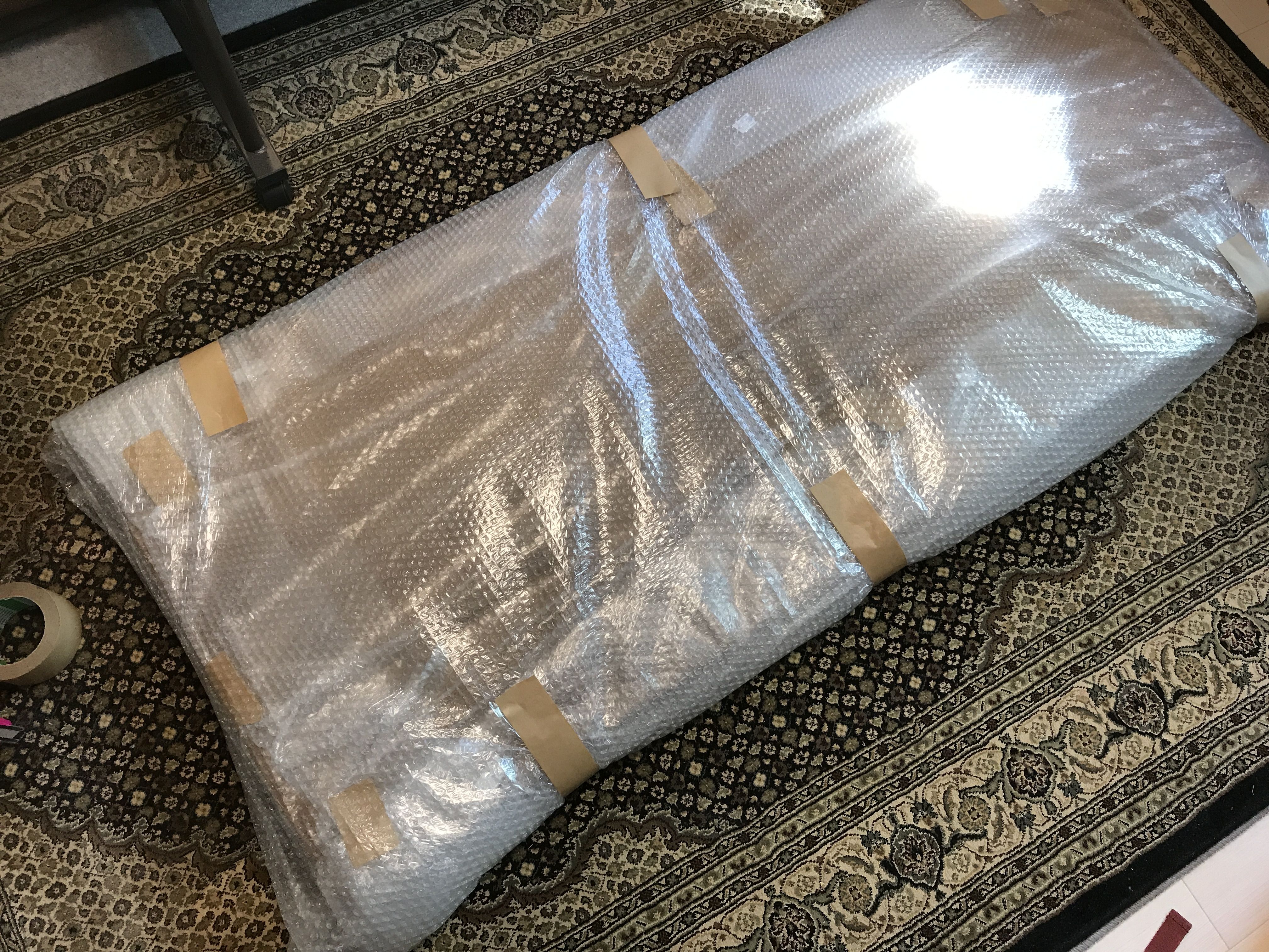 お客さまに座卓のリメイク方法をお伝えして梱包作業