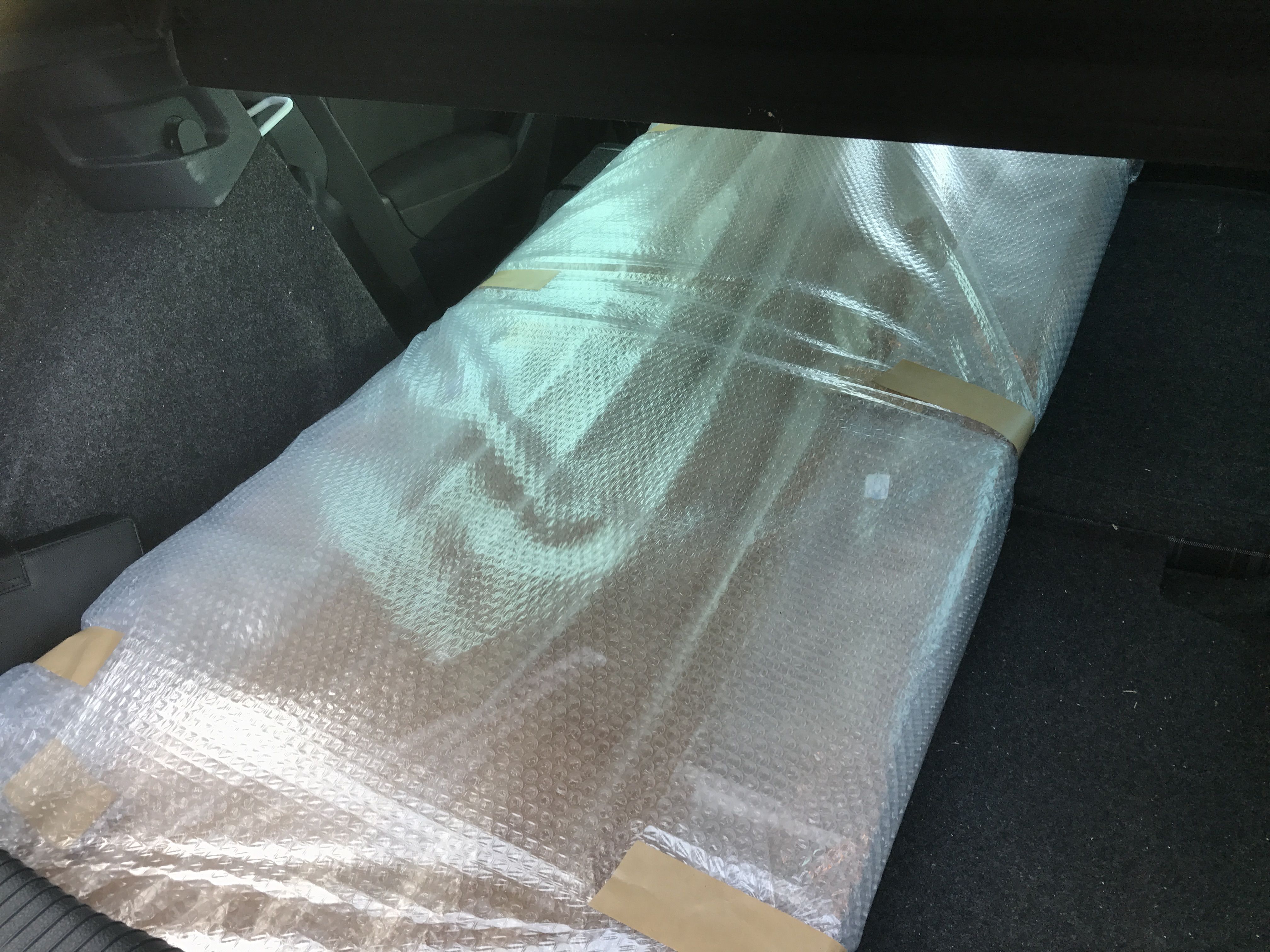 梱包作業を終え、荷台に収納
