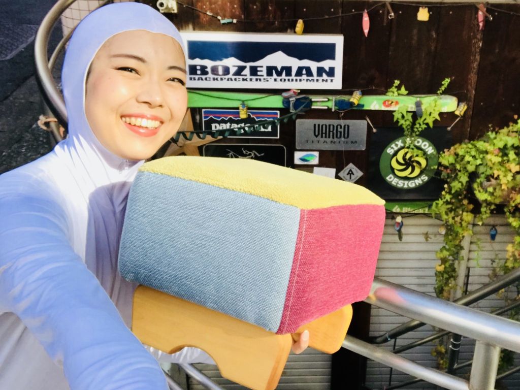下北沢のアウトドアショップBOZEMANのオーナーさんのもとで活躍するモンペスツール