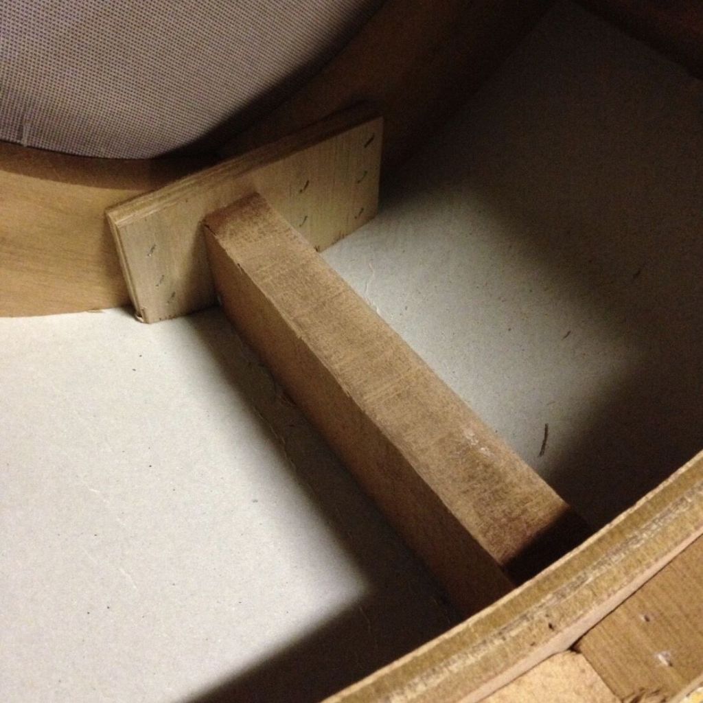 椅子本体内部の汚れをふき取り