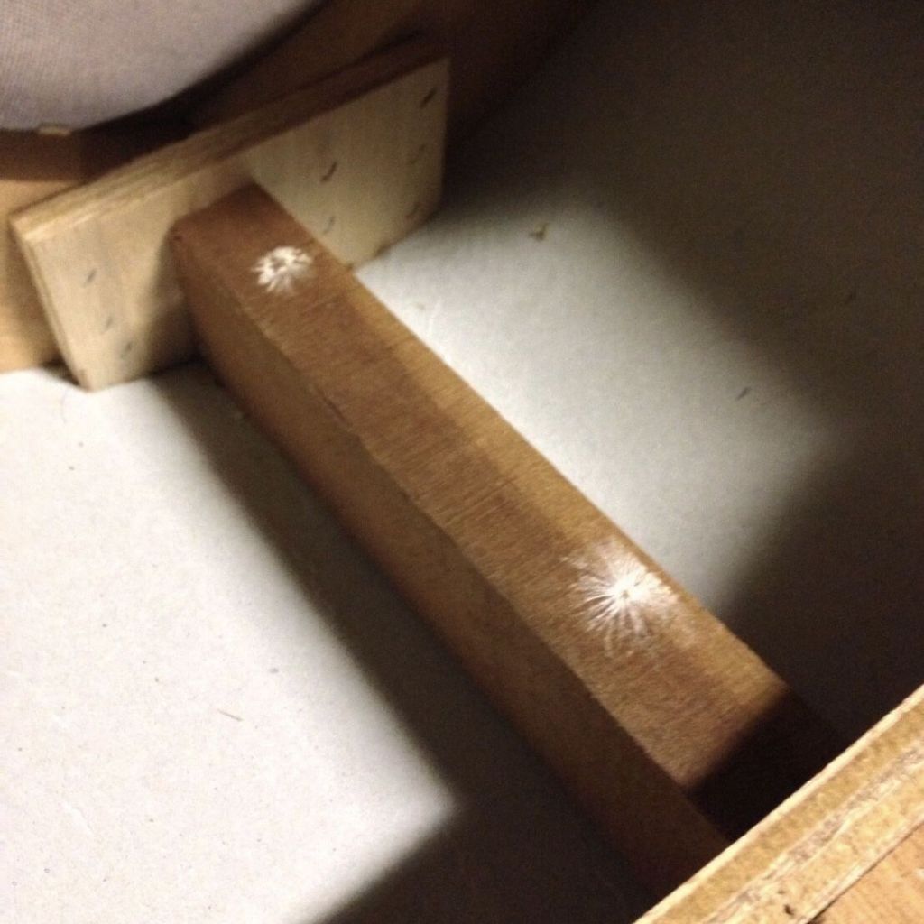 椅子本体内部の汚れをふき取り