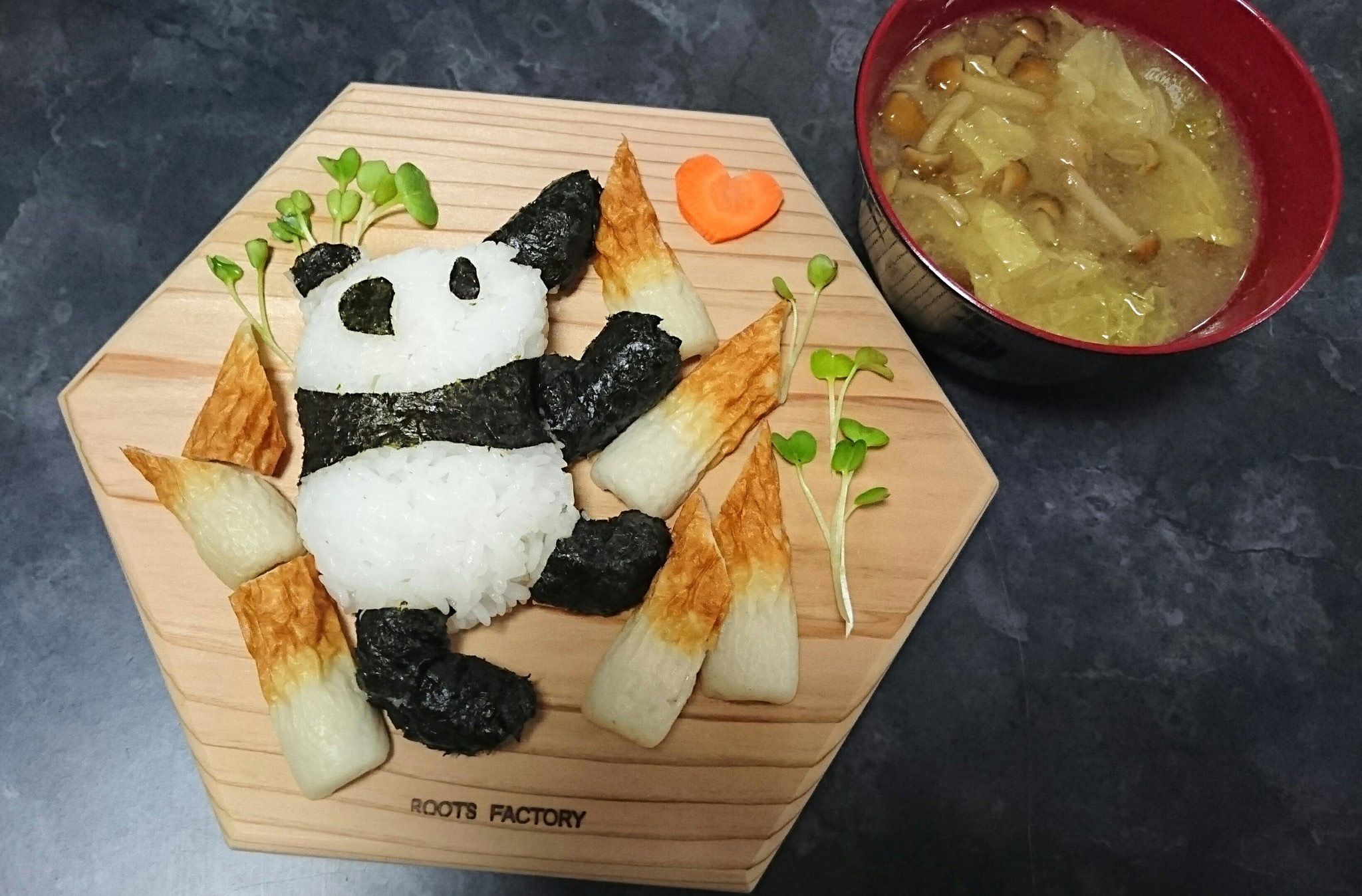 おにぎりで作る木登りするシャンシャン