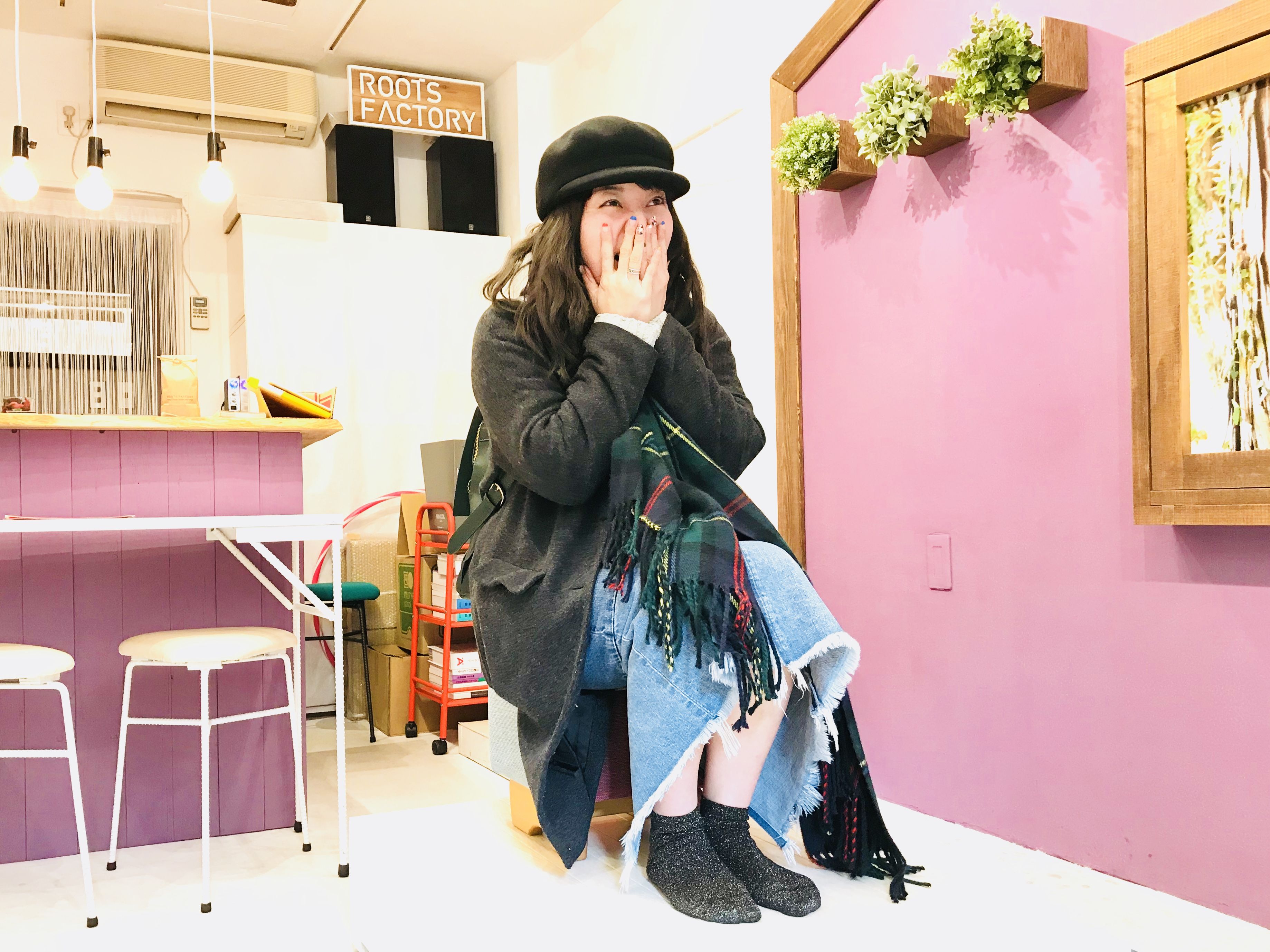 モンペスツールに座って笑顔あふれるお客さま