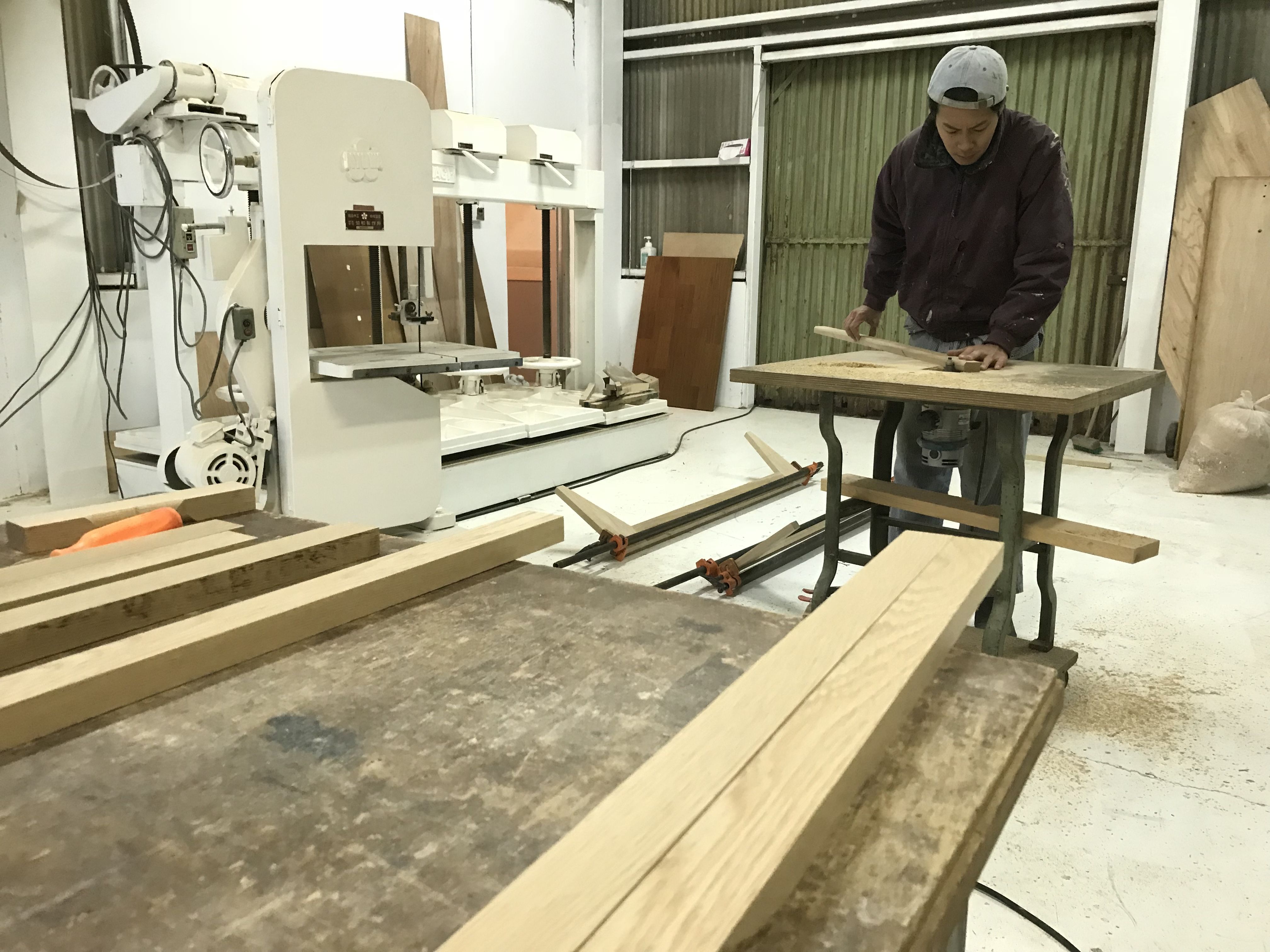 淡路島工房での家具製作風景