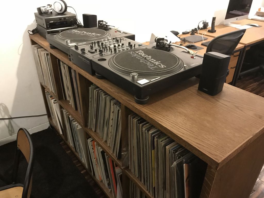 オーク×アイアンのターンテーブル台兼レコード棚