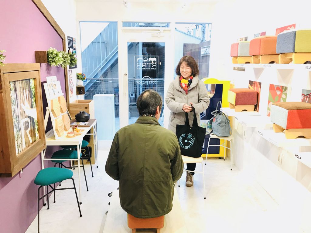 旦那さまもモンペスツールの座り心地にご満足の様子
