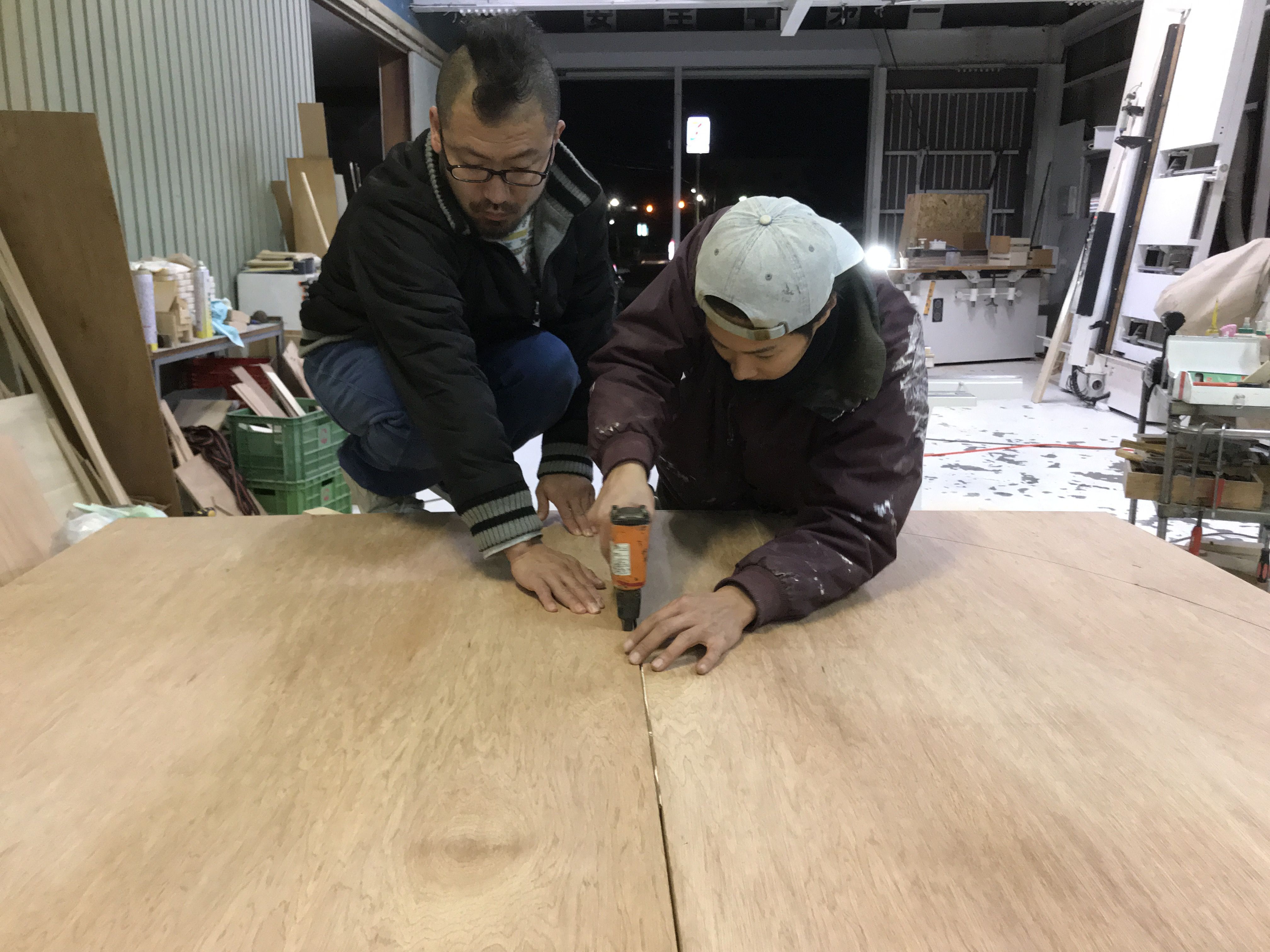 ルーツファクトリー淡路島工房の家具製作風景