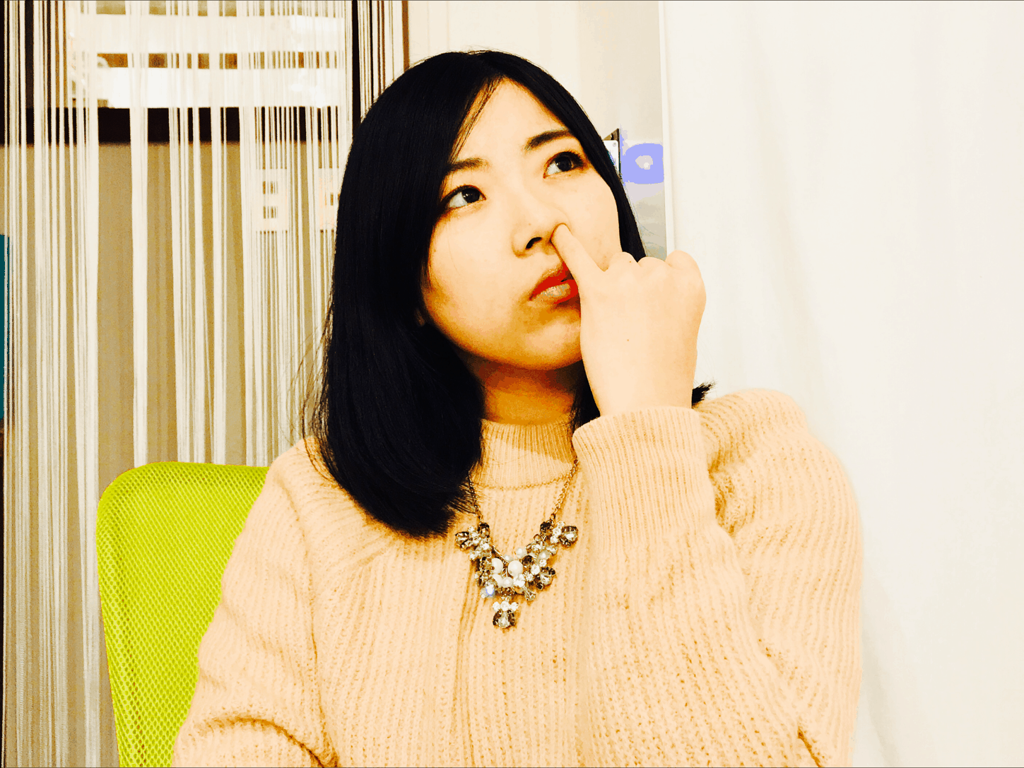 鼻くそをほじって観察するユリマタタ