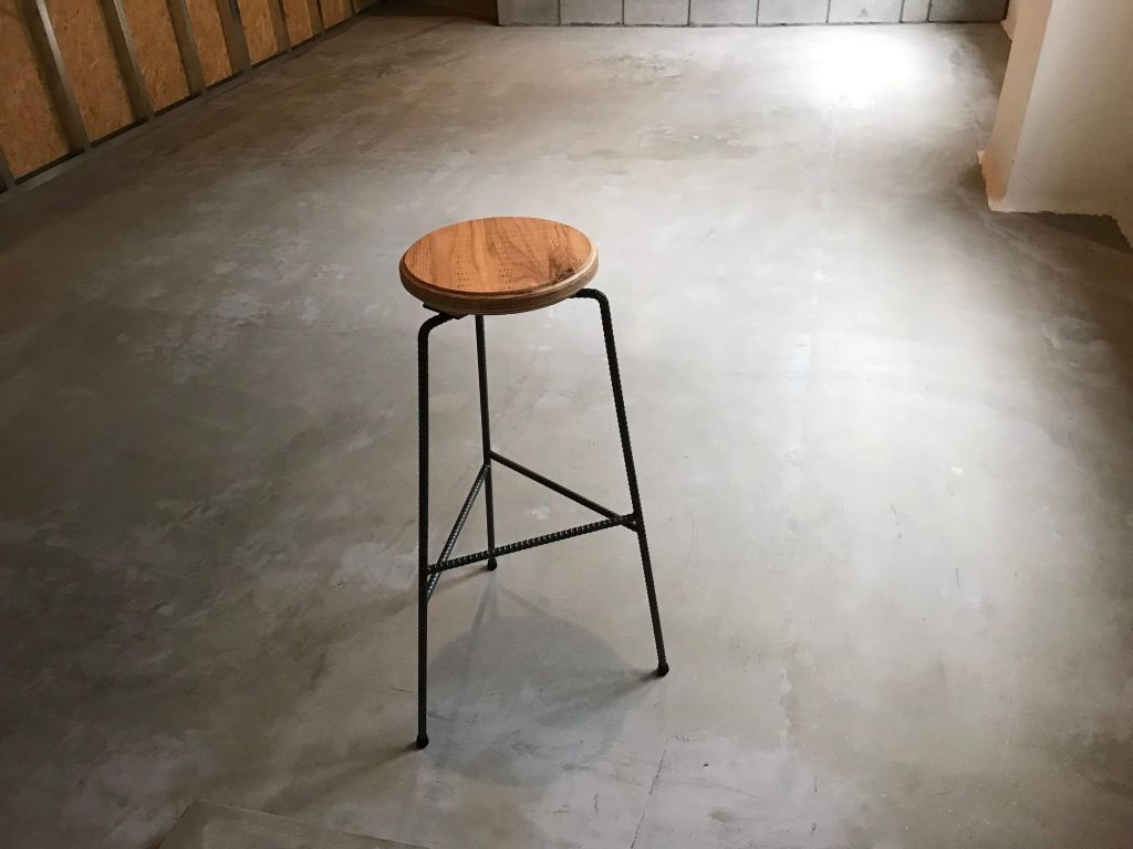 座面がOSBのスツール