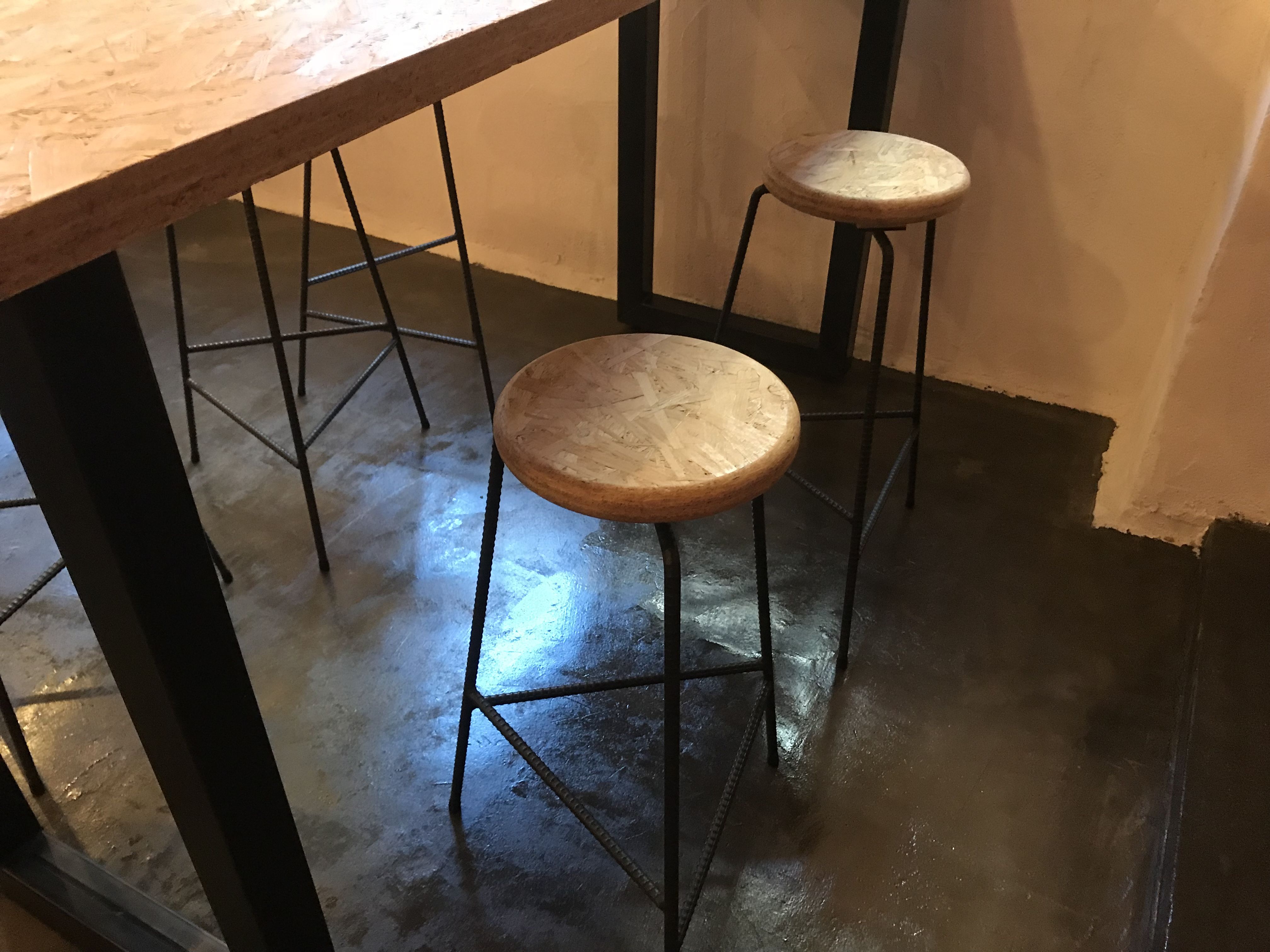 黒皮鉄フレームとOSB合板の座面を組み合わせた3本脚のオーダースツール
