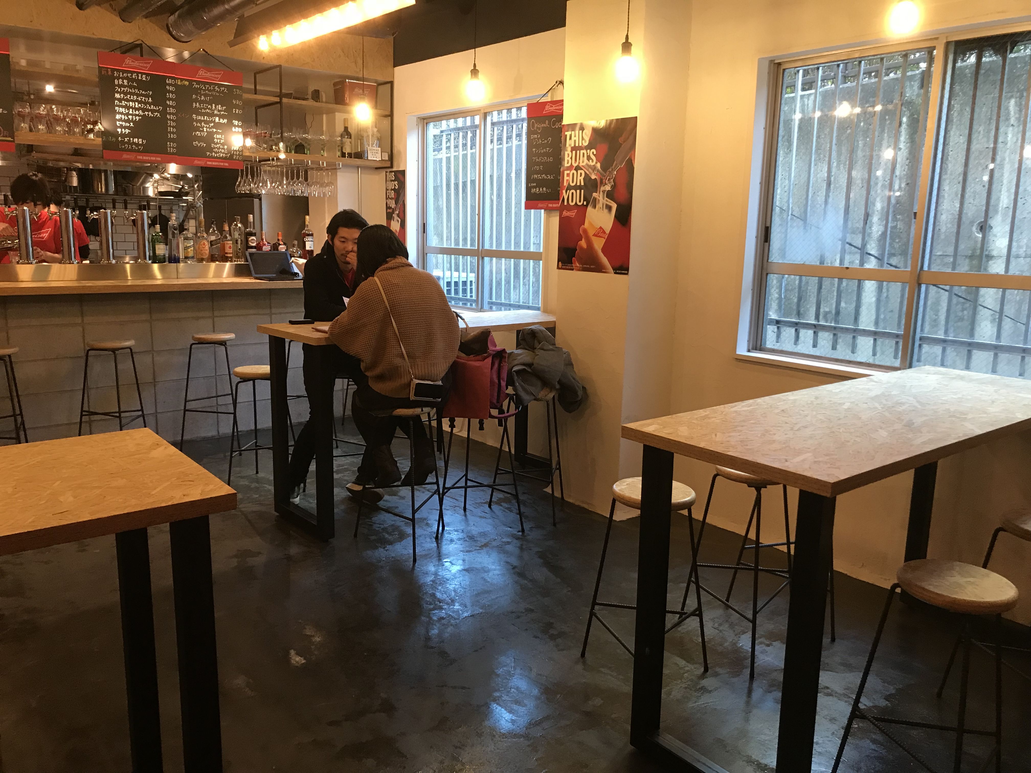ビアホール「Bud's Diner Osaka(バドズ ダイナー オーサカ)取材中の様子