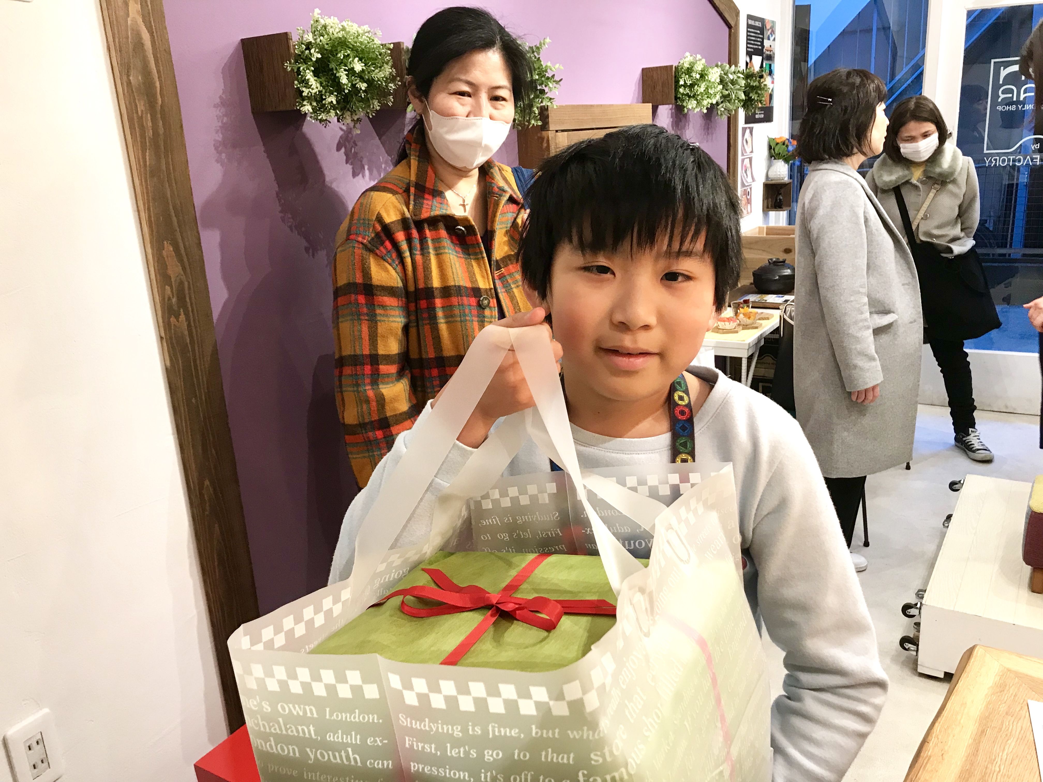 ルーツファクトリー東京店にモンペスツールを引き取りにご来店くださったお客さま