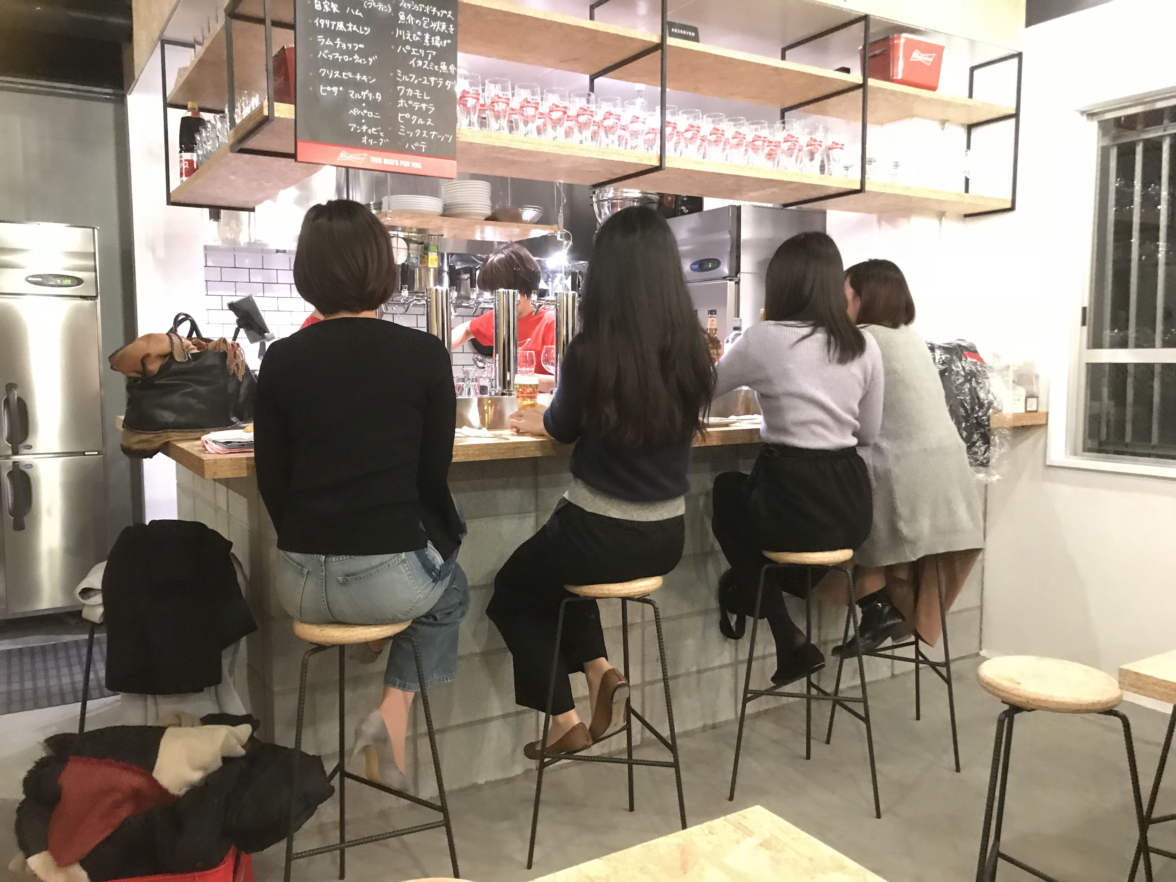 美女で賑わうBud's Diner Osaka(バドズ ダイナー オーサカ)の様子
