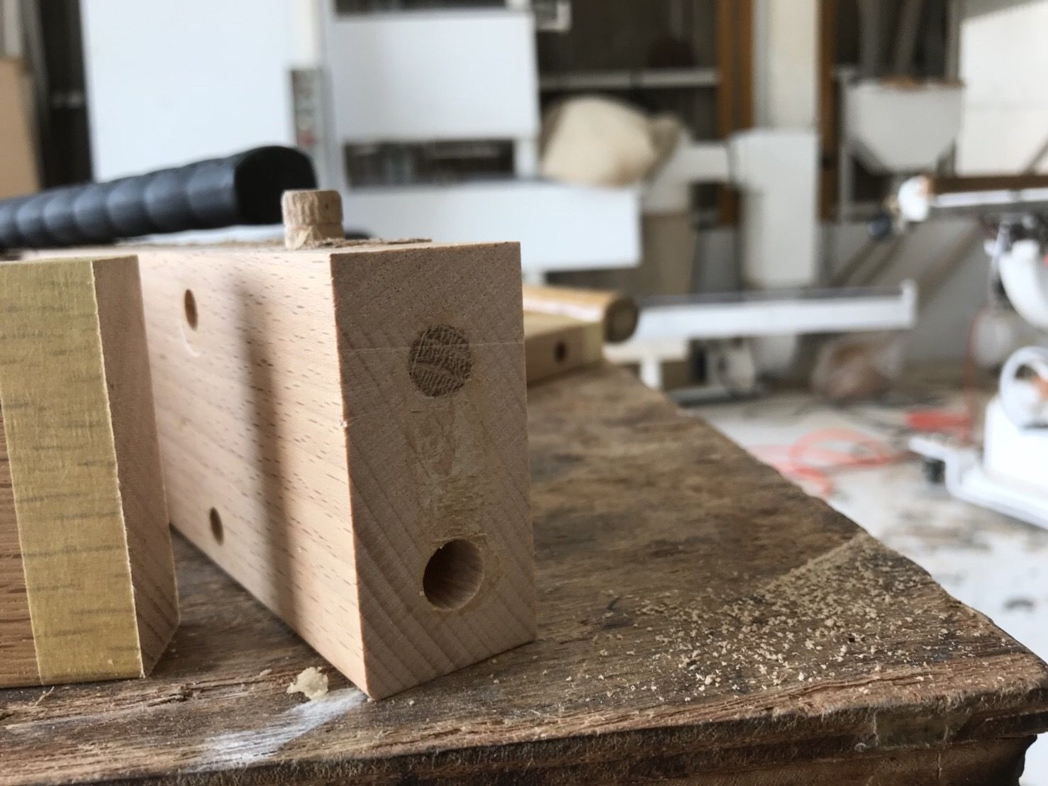 無垢材が使われている婚礼タンスだったため、製材して新たなパーツを作り出し、見えない部分にもしっかりと元の家具の部材を使用