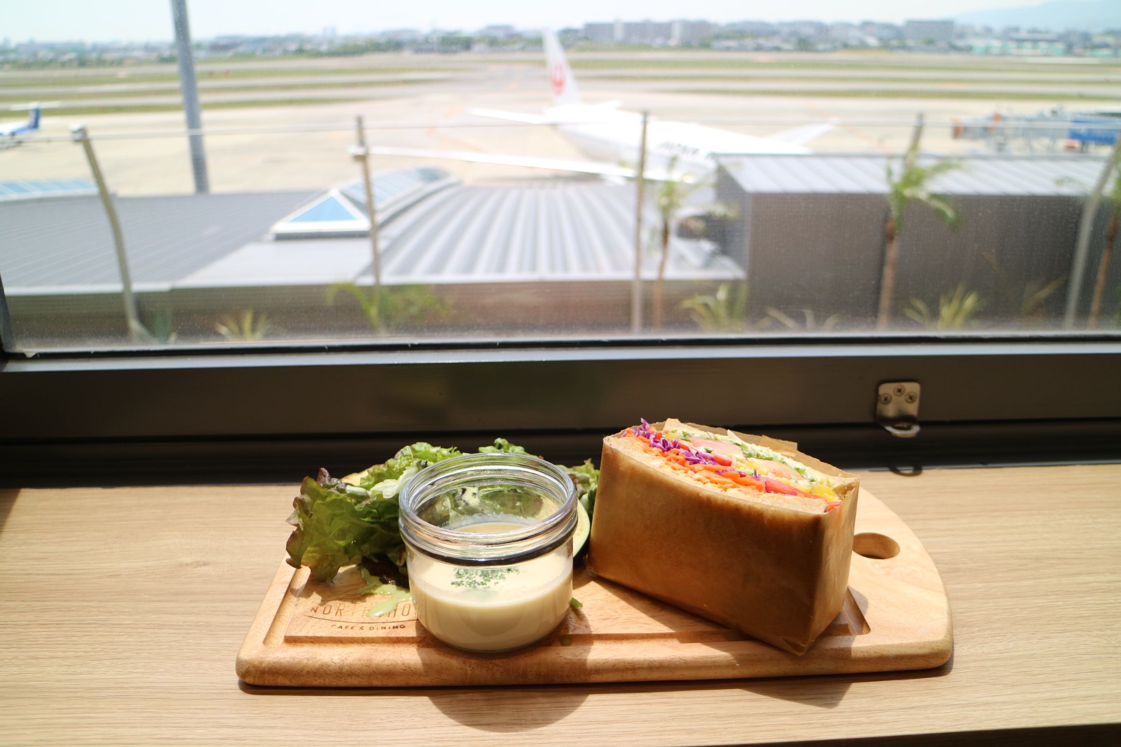 ノースショア伊丹空港店で飛行機を眺めながら