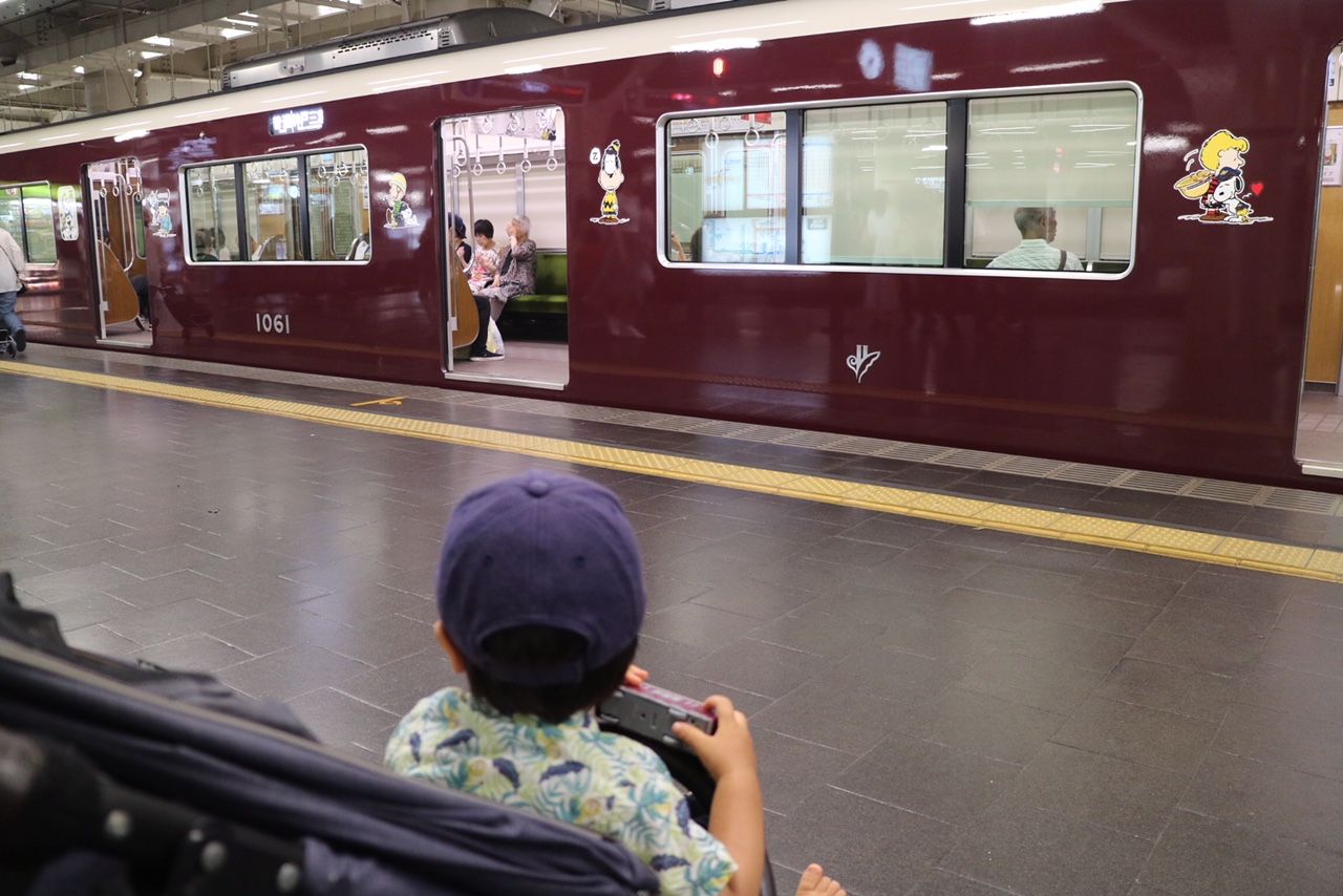 子どもと一緒にスヌーピーコラボ電車を見に行く