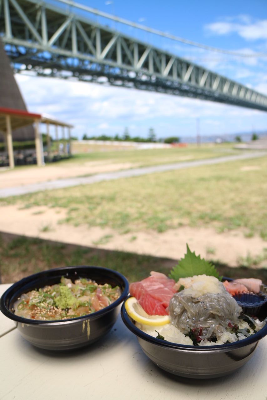 淡路島名物、生しらす丼と鯛の卵かけご飯