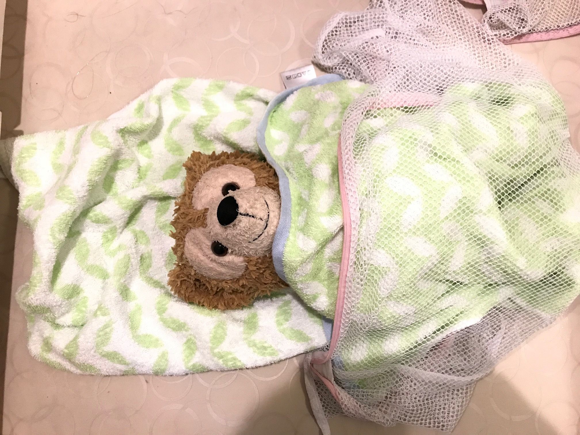 ぬいぐるみの洗濯。ダッフィーをネットに入れて脱水。