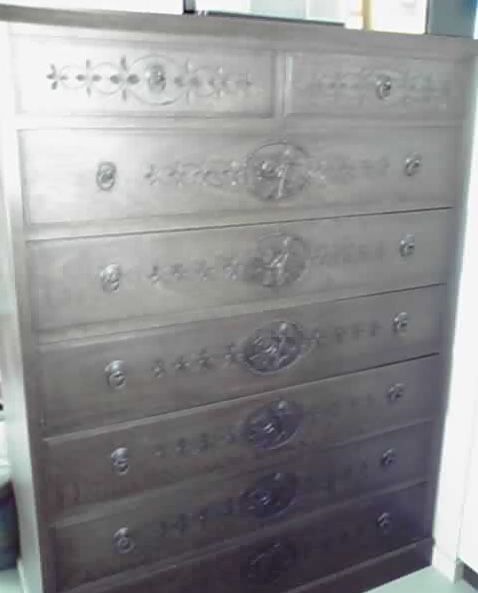 お客様からメールでいただいた木彫りのタンスのお写真