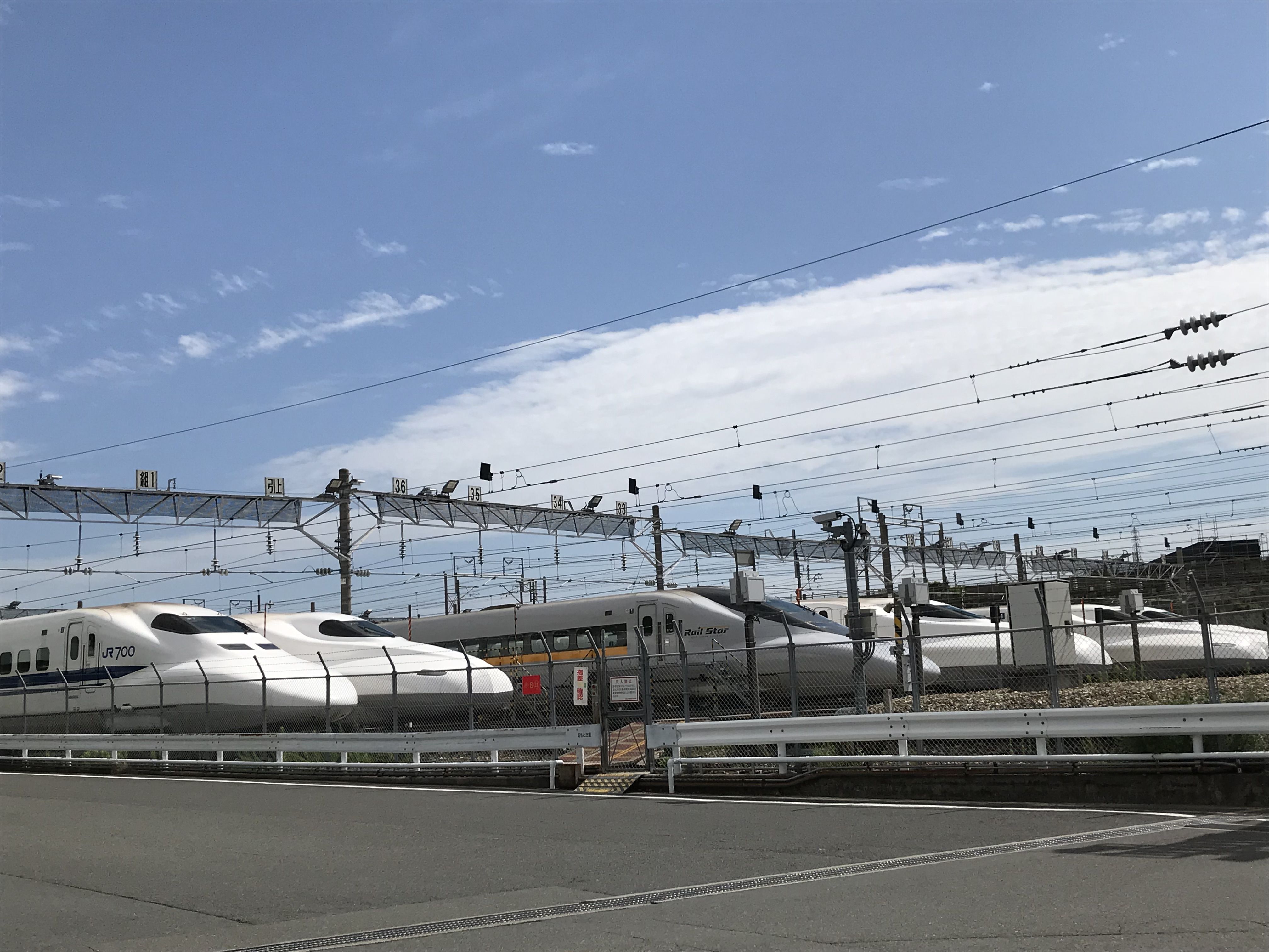 鳥飼車両基地の新幹線一望