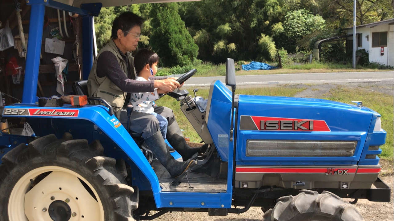 都会っ子のムスコ、トラクターに乗る