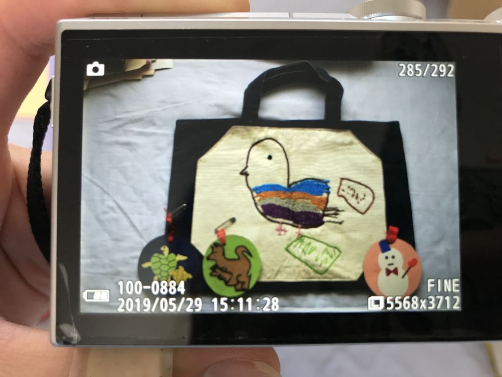 子どもの小さいころの想い出の品はデジカメに撮って残す