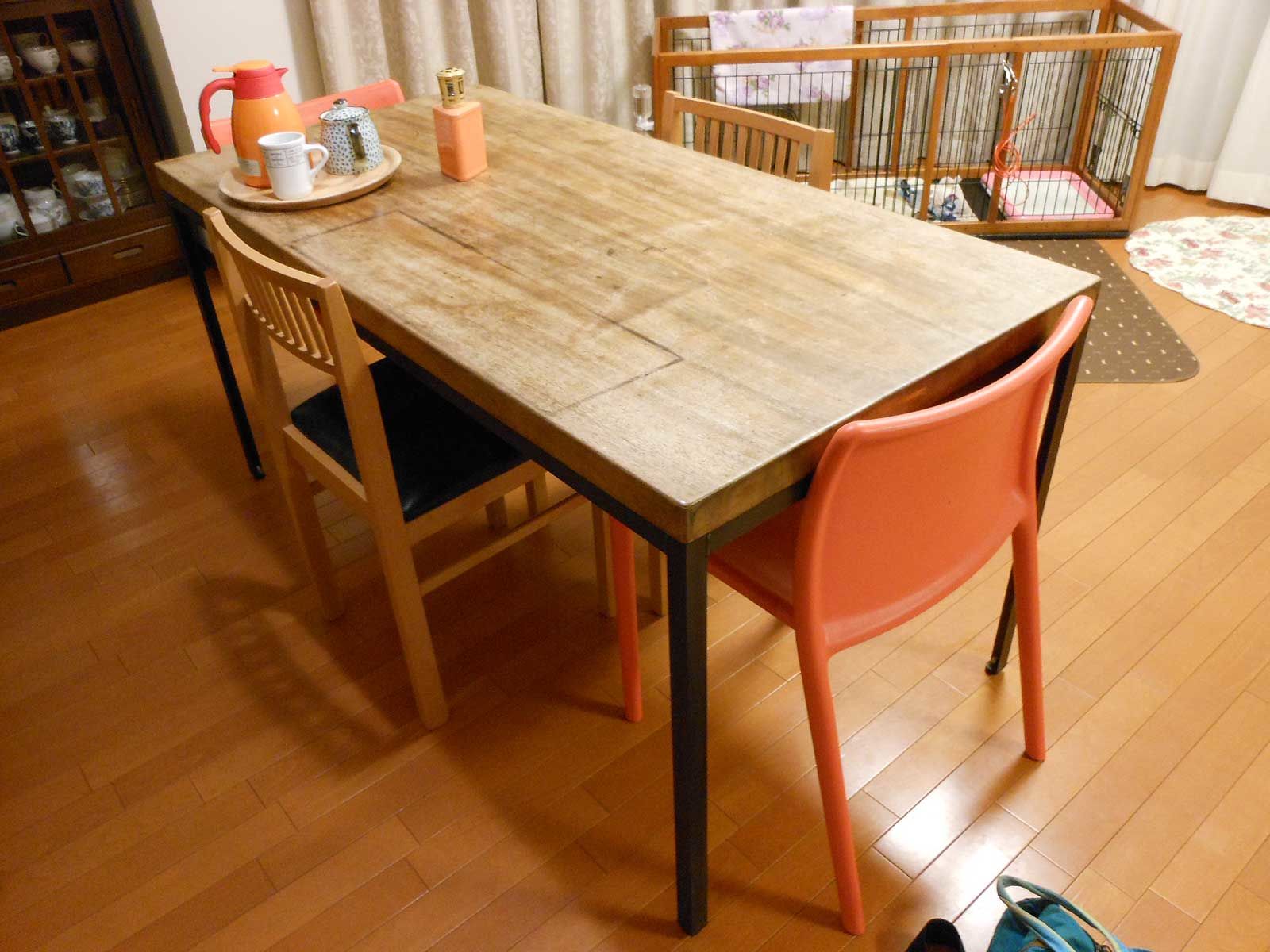 無垢一枚板のテーブルを天板の傷をそのままに、カッコイイ黒皮アイアンの鉄脚ダイニングテーブルにリメイク