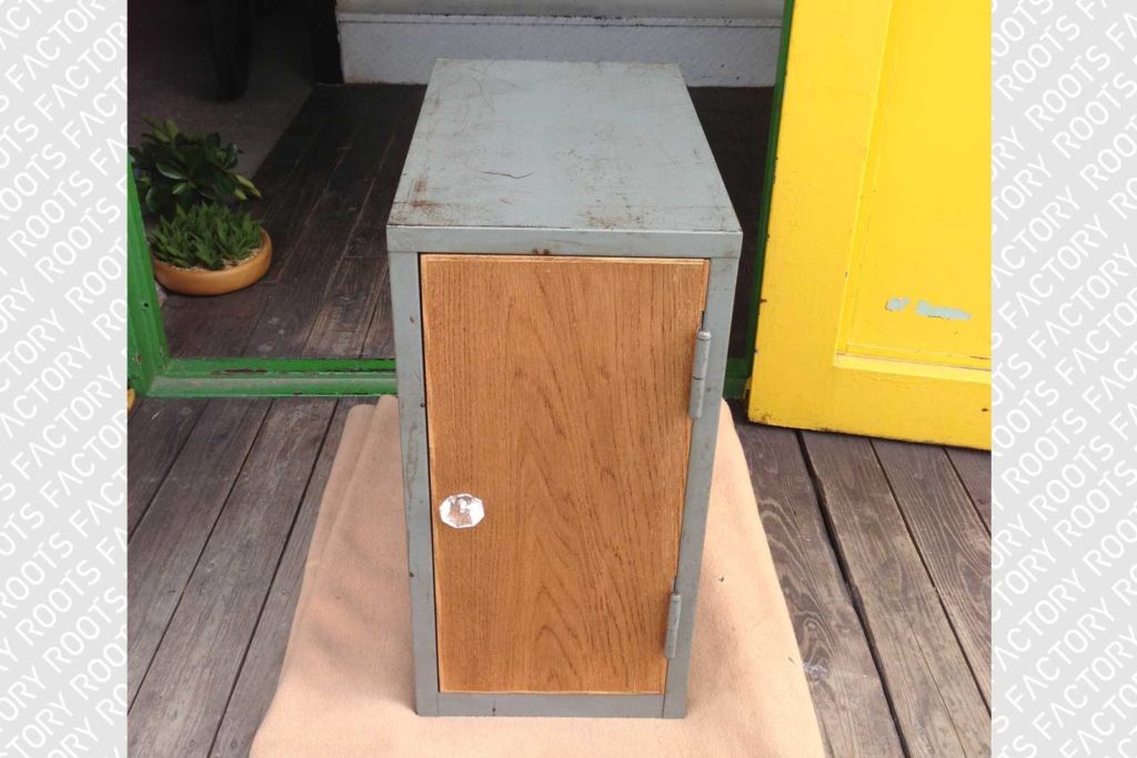 レトロなスチールロッカーを木製扉キャビネットにリメイク(after)