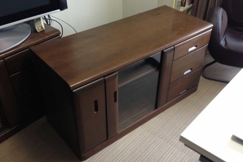 ガラス扉のついた木製ローボードをリサイズ（before）