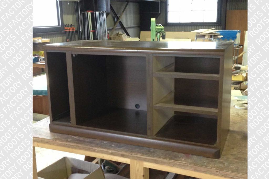 ガラス扉のついた木製ローボードをリサイズ（製作途中）