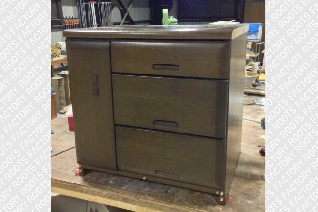 ガラス扉のついた木製ローボードをリサイズ（after）