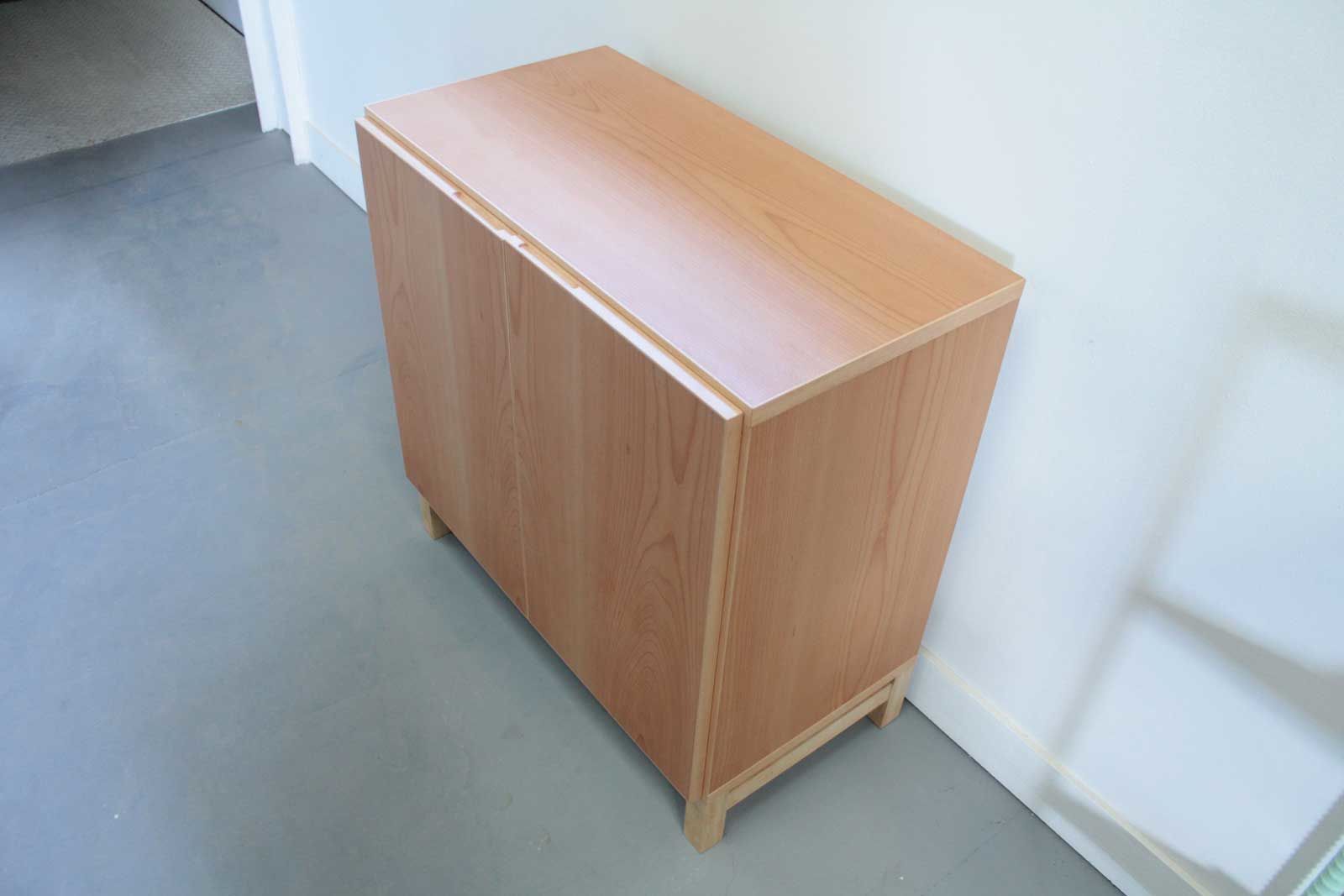 洋服タンスの部材を内部材に使用しキャビネットにリメイク