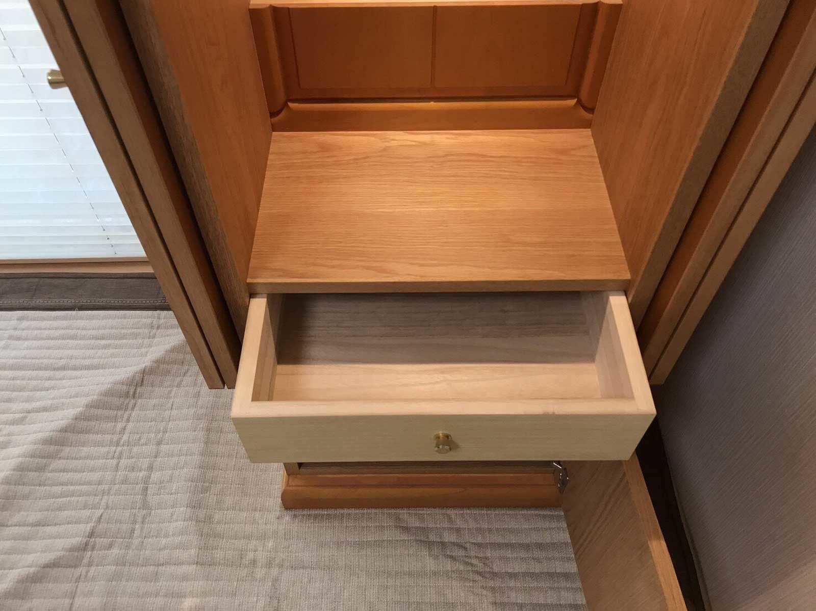扉や内部、引き出しなど、随所に婚礼タンスの面影を感じられるお仏壇にリメイク