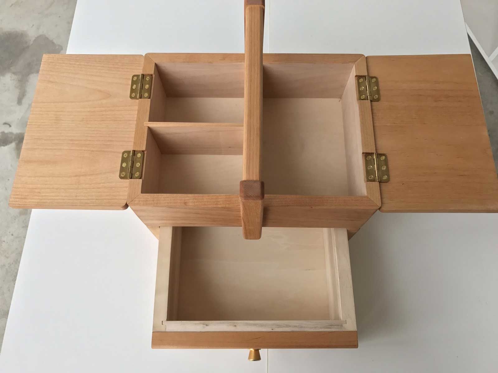 婚礼家具の引き出しや内部材を使用し道具を収納しやすいよう使い勝手も考えてリメイク