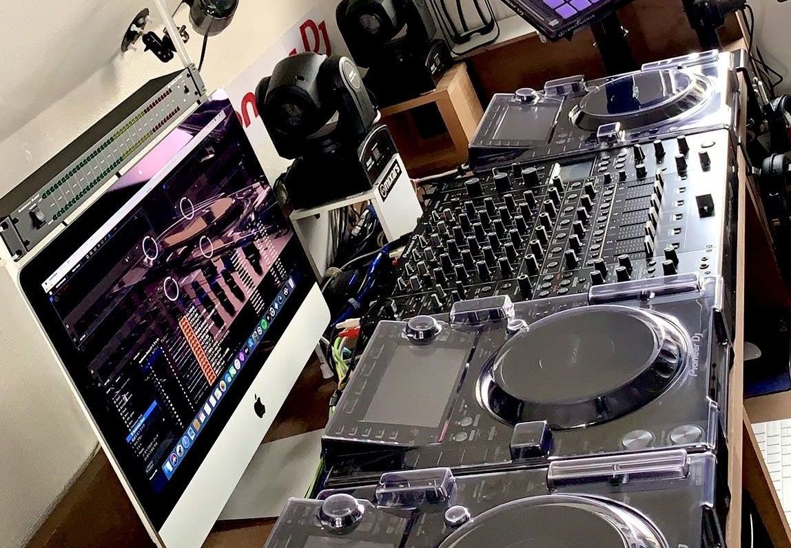オーダーメイドDJブースに最高峰の機材、こだわり空間でご自宅DJ