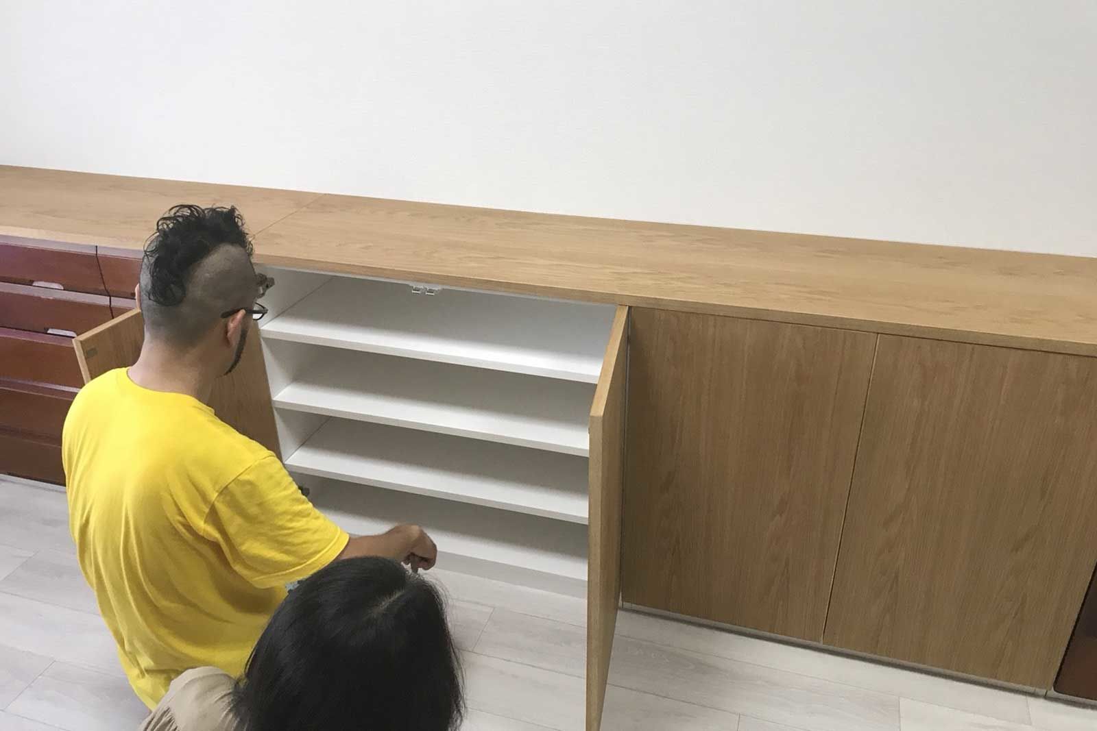 リビングボード真ん中の開き扉に棚板収納を新しく製作