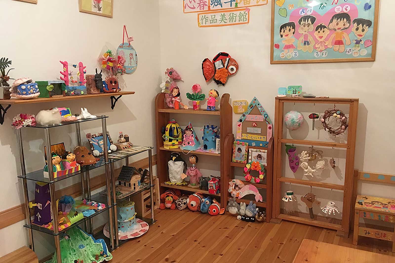お子様の作品をオープンシェルフに飾られた素敵なお写真をいただきました