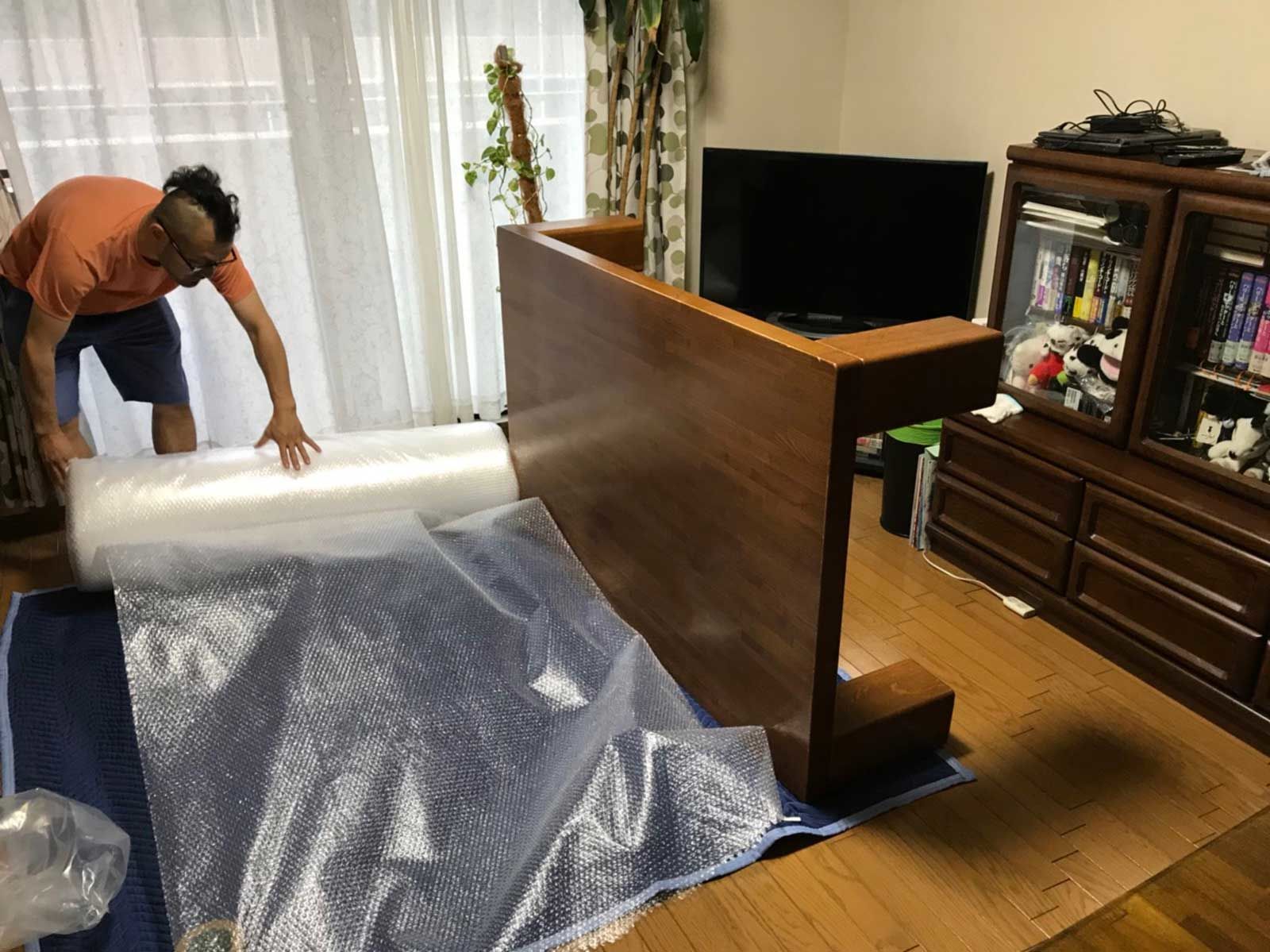天板が分厚く重量のあるナラ材のローテーブルを、軽くなるよう加工してダイニングテーブルにリメイク(引き取り時)