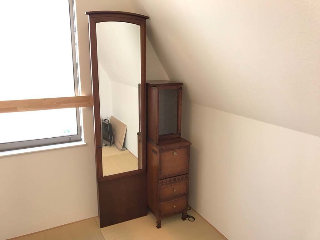 姿見側の下部をカットし、高さを抑えました