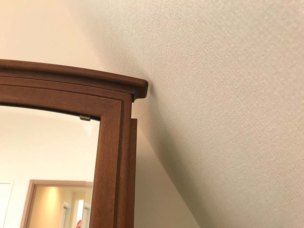 リサイズをすることで壁面に傾斜のあるスペースにぴったり収まるように