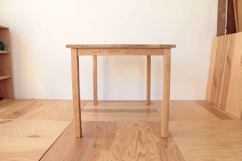 天板の節の部分をカットしてリサイズしたダイニングテーブルの全体像(短辺手前)
