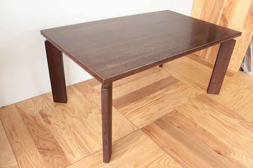 大きなダイニングテーブルの天板をカットして脚の異なる２つのテーブルにリメイク(before)