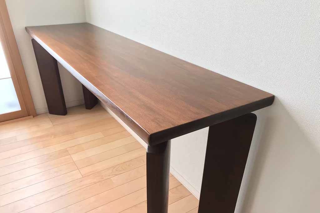 元の脚を利用し天板をサイズダウンして生まれ変わったテーブル