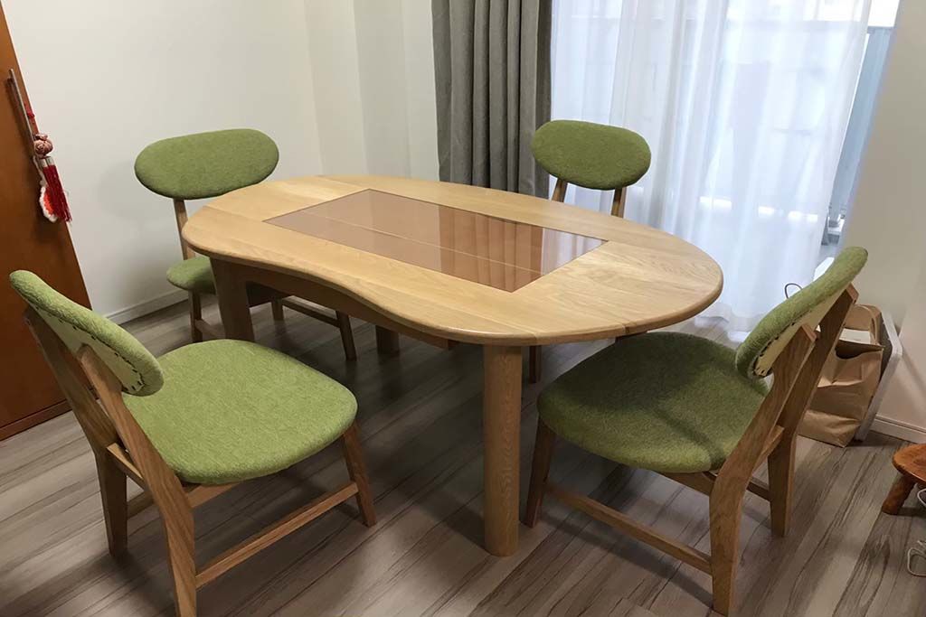 婚礼家具の洋服タンスの扉を使用してお豆型のダイニングテーブルにリメイク
