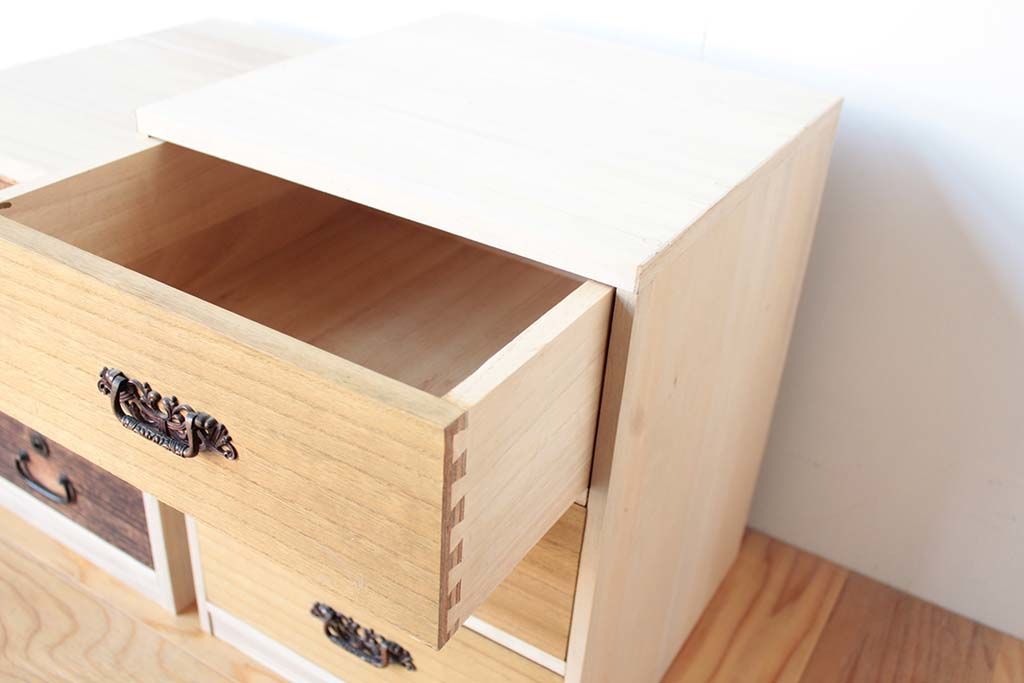 和タンスの桐材を加工して本体を製作しリメイクした小引き出し